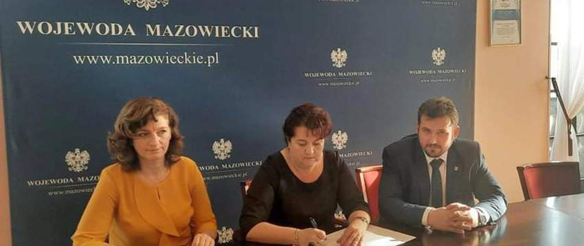 Zdjęcie z podpisana umowy w siedzibie wojewody.