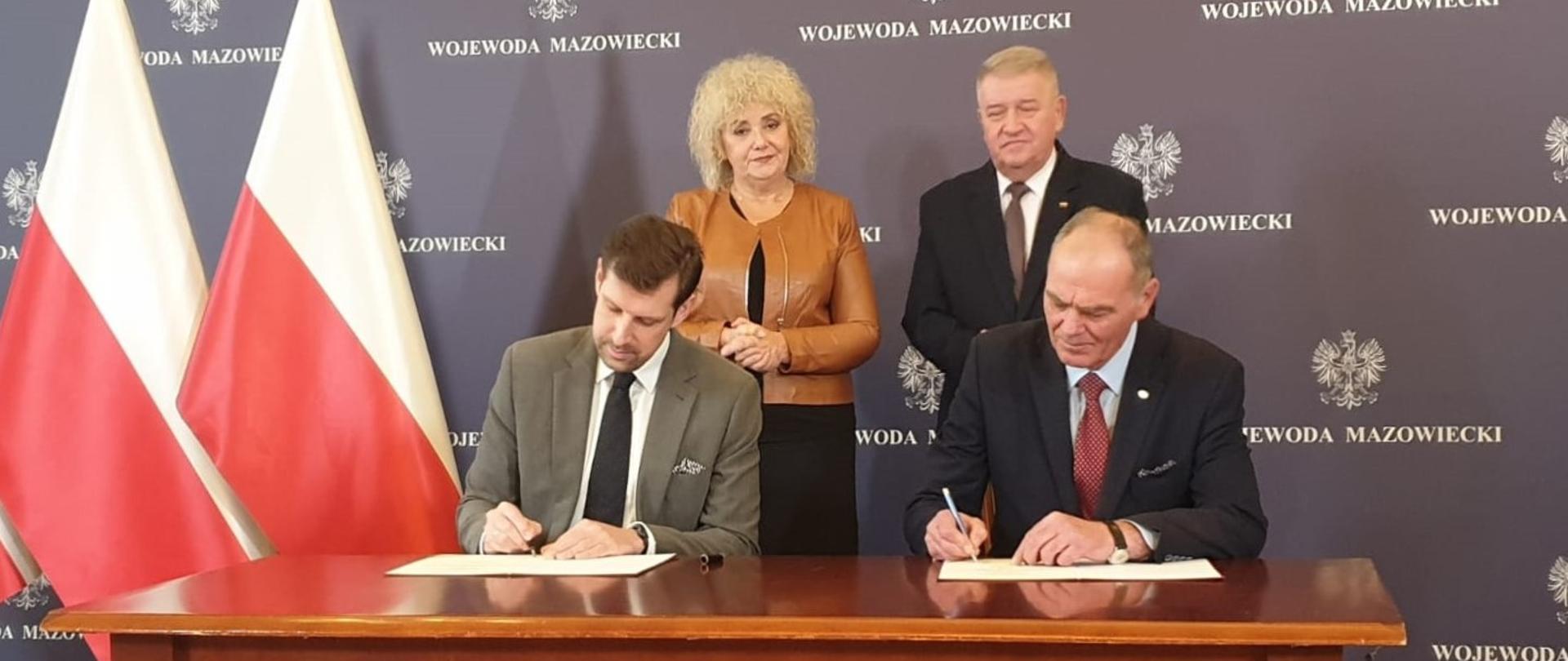 Na fotografii moment podpisania umowy przez Wojewodę Tobiasza Bocheńskiego i Wicestarostę Ryszarda Domańskiego, w towarzystwie posłanki na Sejm RP Marii Koc oraz I Wicewojewody Sylwestra Dąbrowskiego