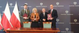 Na fotografii od lewej Wojewoda Tobiasz Bocheński, Poseł na Sejm RP Maria Koc, I Wicewojewoda Sylwester Dąbrowski oraz Wicestarosta Ryszard Domański po podpisaniu umowy.
