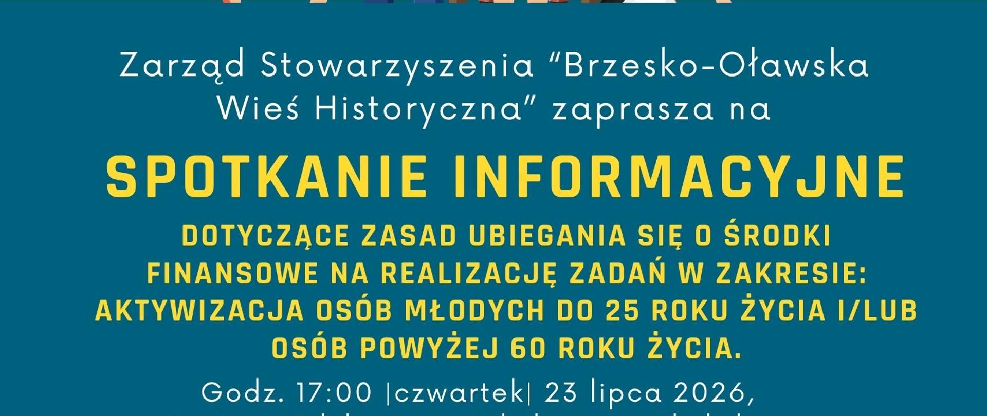 Grupa seniorów grających na instrumentach muzycznych: śpiewająca kobieta, gitarzyści i skrzypaczka, obok siedzi pies.