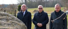 Starosta Dąbrowski, Wicestarosta oraz Burmistrz Dąbrowy Tarnowskiej składają znicze przed obeliskiem