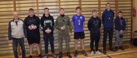 Dekoracja szkół średnich klas III - młodzi chłopcy pozują z medalami oraz Organizatorem