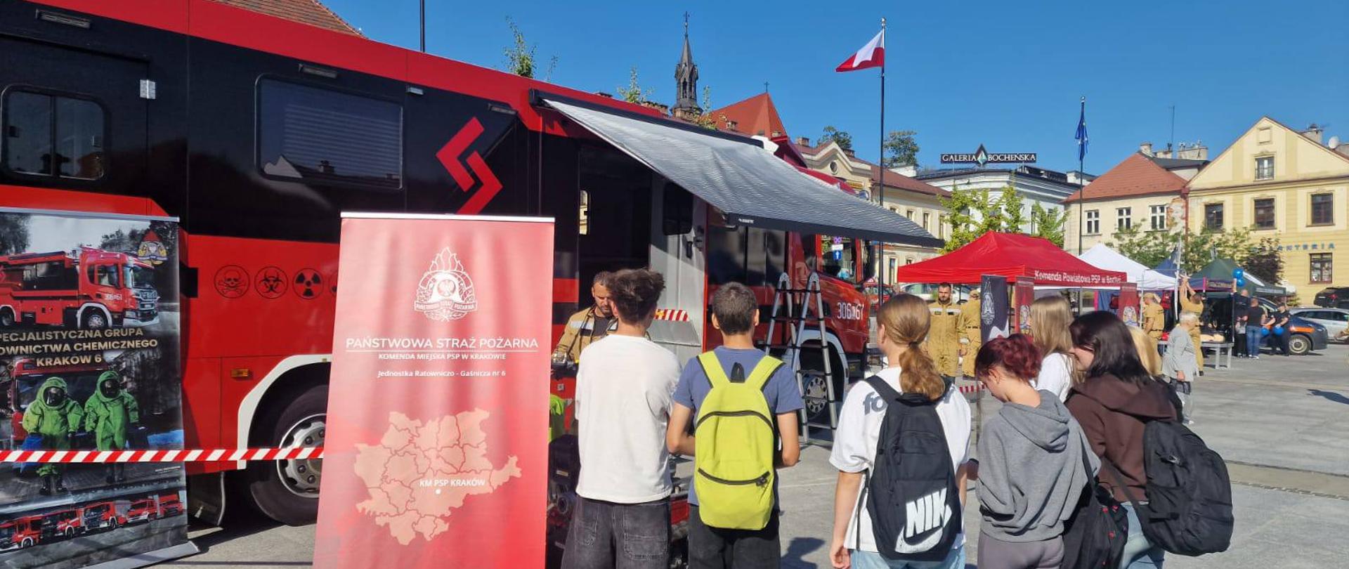 Uczniowie podczas targów pracy.
