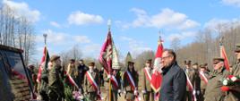 Delegacje składają kwiaty przy pomniku