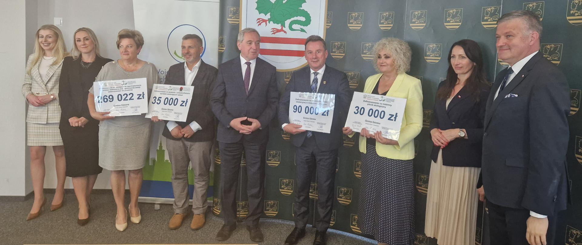 Wspólne zdjęcie z podpisania dofinansowania dla gminy Górzno z WFOŚiGW na zadania z zakresu edukacji ekologicznej i ochrony przyrody oraz usuwanie azbestu oraz modernizację oświetlenia i wymianę źródeł ciepła