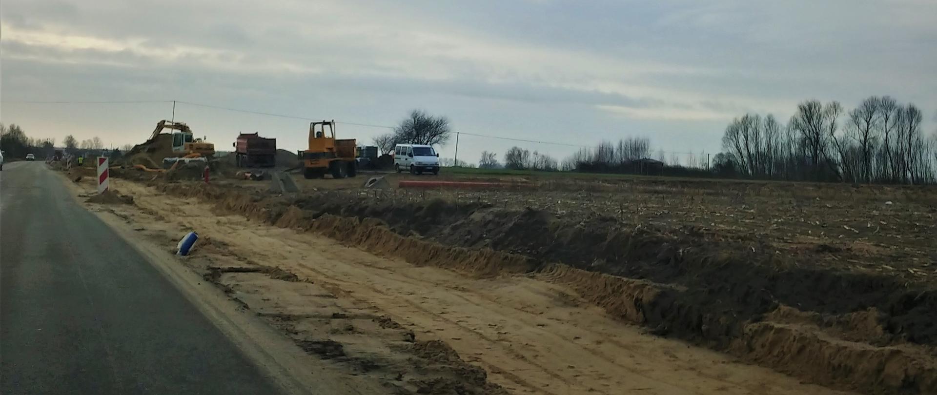 Zdjęcie przedstawia początkowy etap budowy ścieżki rowerowej pomiędzy Przasnyszem a Lesznem