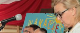 Przy stole prezydialnym siedzą zaproszeni goście, przemawia Dyrektor szkoły