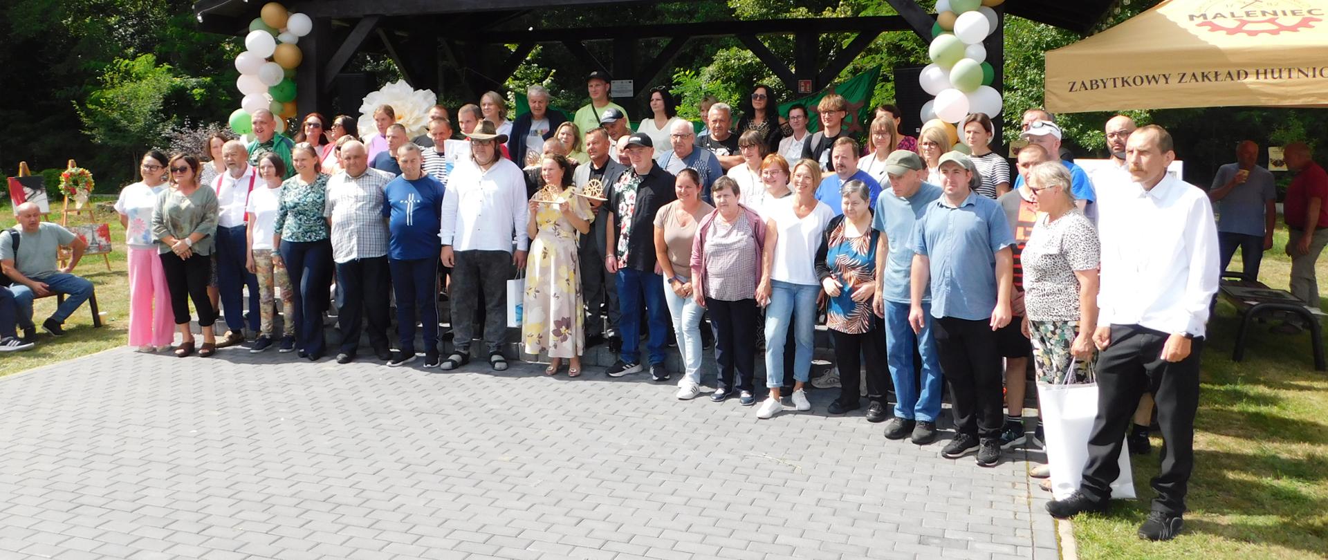 Zdjęcie grupowe uczestników imprezy