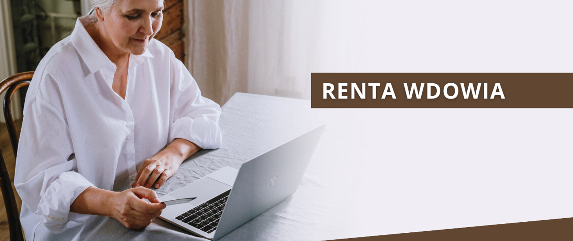 Grafika przedstawia po lewej stronie starszą Panią patrzącą na laptop leżący przed nią na stole. Po prawej stronie widać napis: Renta wdowia