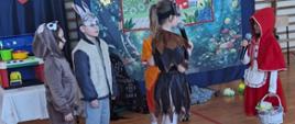 Uczniowie klasy 1B przedstawiają "Czerwonego Kapturka" - zwierzątka i Kapturek.