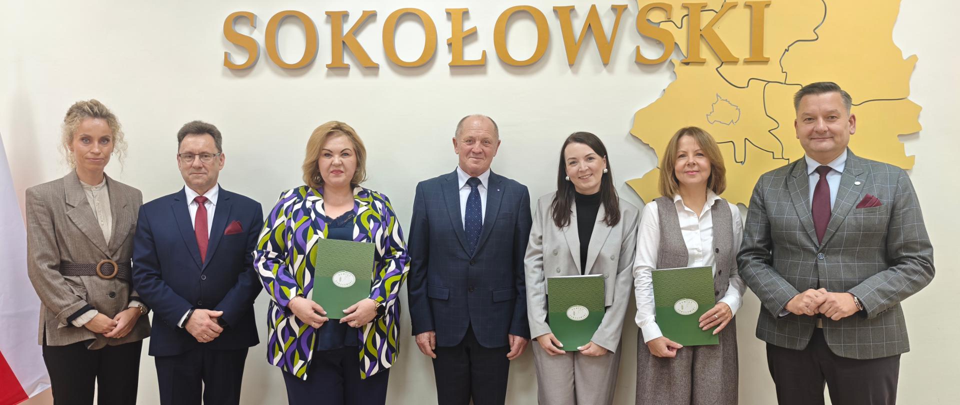 Pedagodzy ze szkół prowadzonych przez Powiat Sokołowski odebrali nagrody i medale