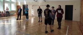 Kapitan drużyny odbiera dyplom z rąk pani wójt