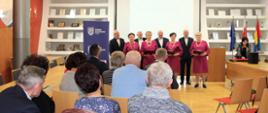 Seniorzy śpiewają podczas spotkania z władzami powiatu polkowickiego