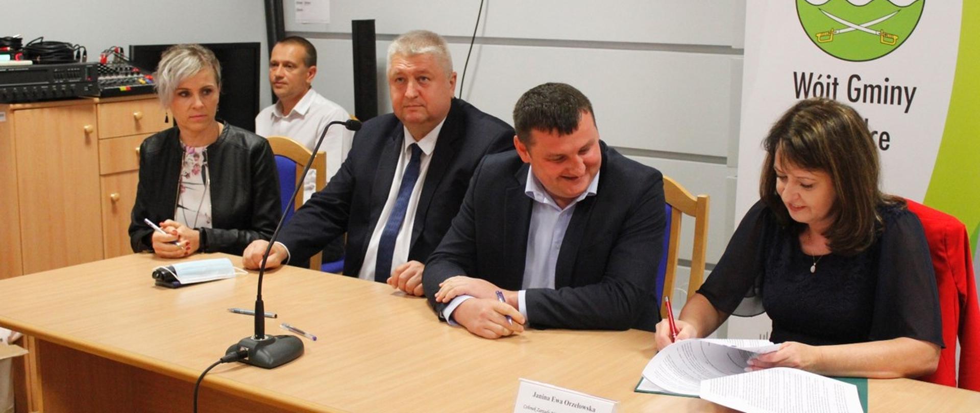 Dofinansowanie remontu sali gier zespołowych w ZS nr 3 RCKU w Łosicach
Na zdjęciu od lewej: A. Sulińska Skarbnik, J .Kobyliński Starosta, M. Michaluk Wicestarosta, J. Orzełowska Członek Zarządu Woj. Mazowieckiego