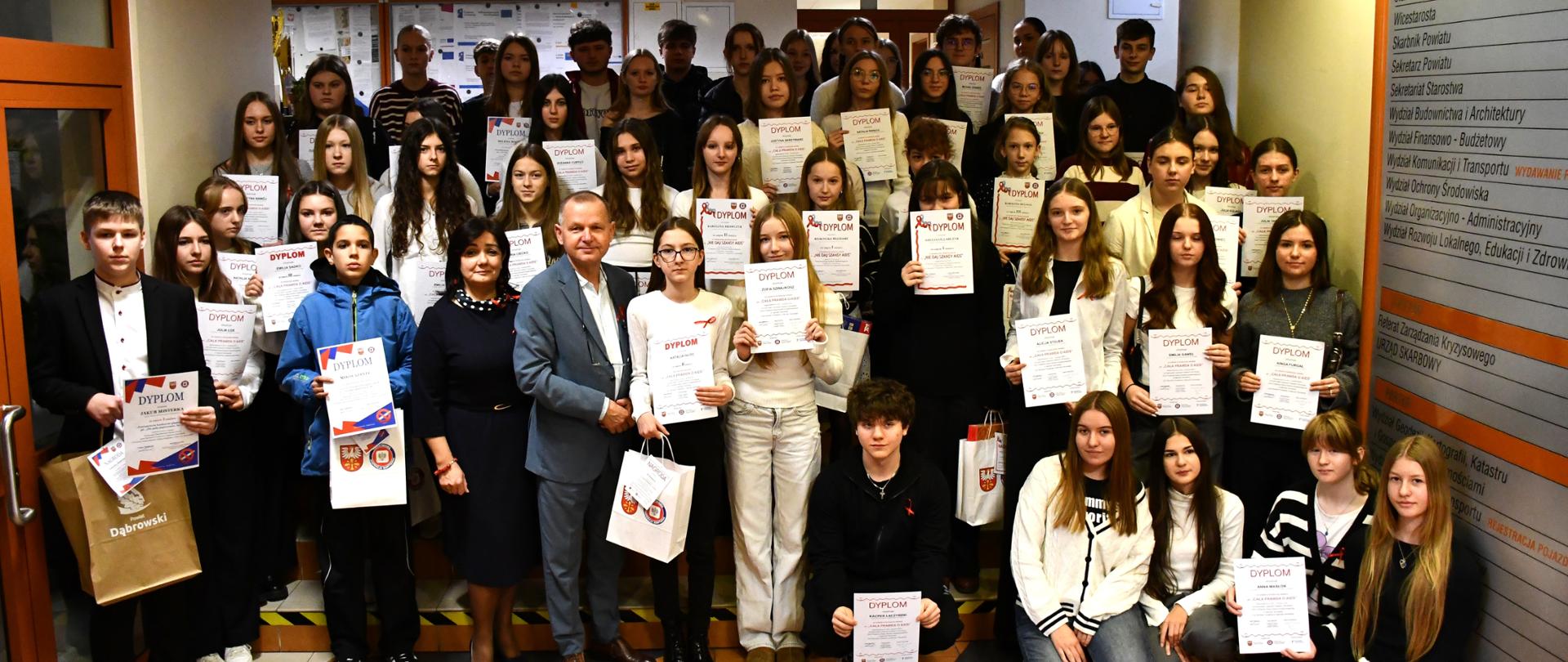 Zdjęcie grupowe organizatorów, laureatów i uczestników konkursów o zdrowiu
