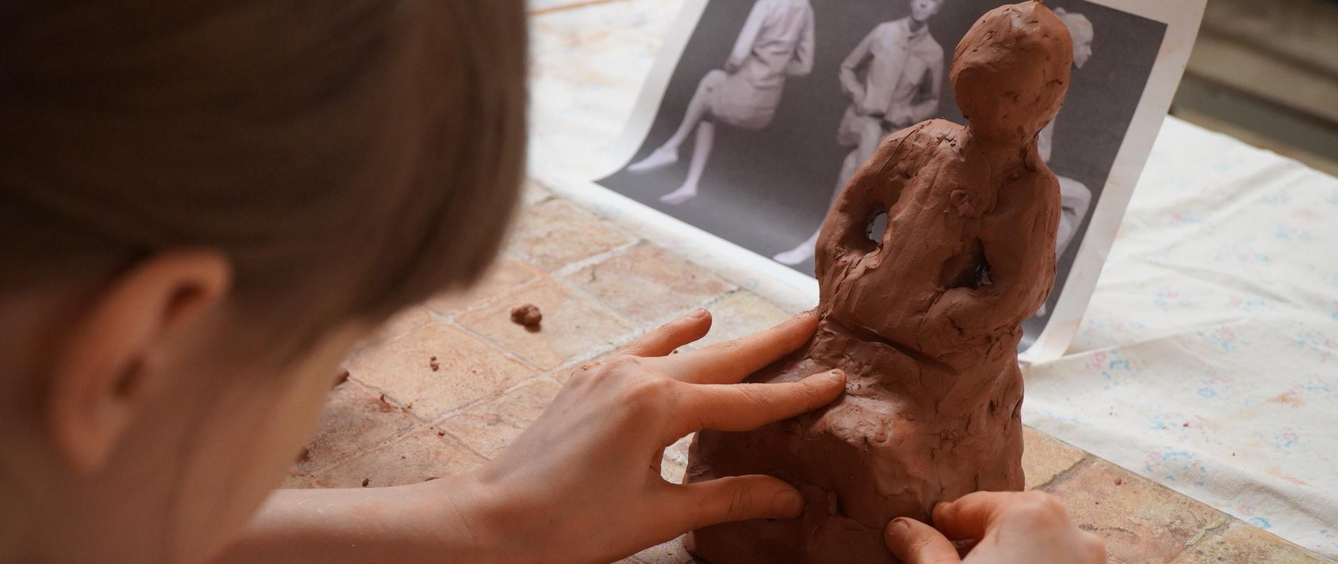 Uczestnik warsztatu podczas niepowykonywania rzeźby