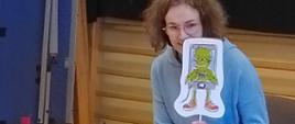 Pedagog prezentuje dzieciom grafikę stwora 