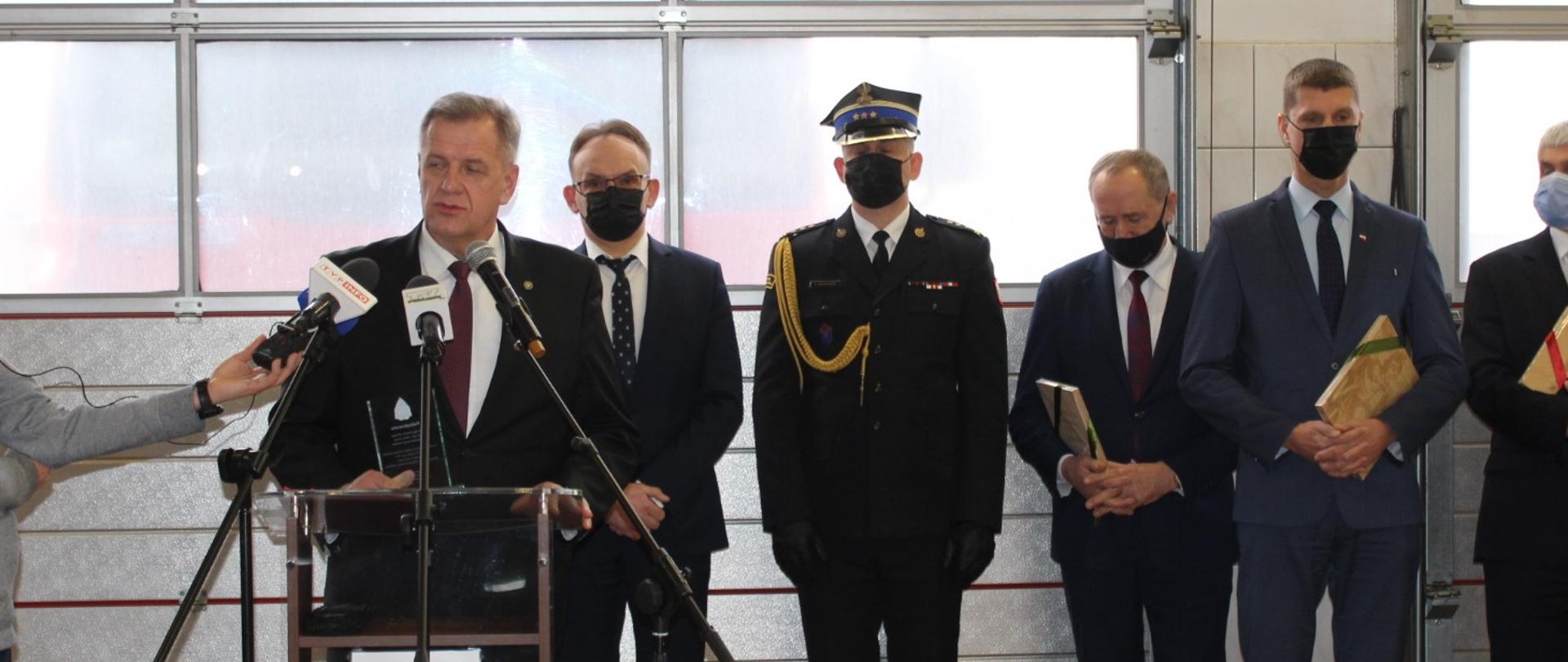 Starosta bielski Sławomir Jerzy Snarski pogratulował pozyskania samochodu zarówno Komendzie Powiatowej PSP w Bielsku Podlaskim, jak również strażakom-ochotnikom z OSP w Domanowie