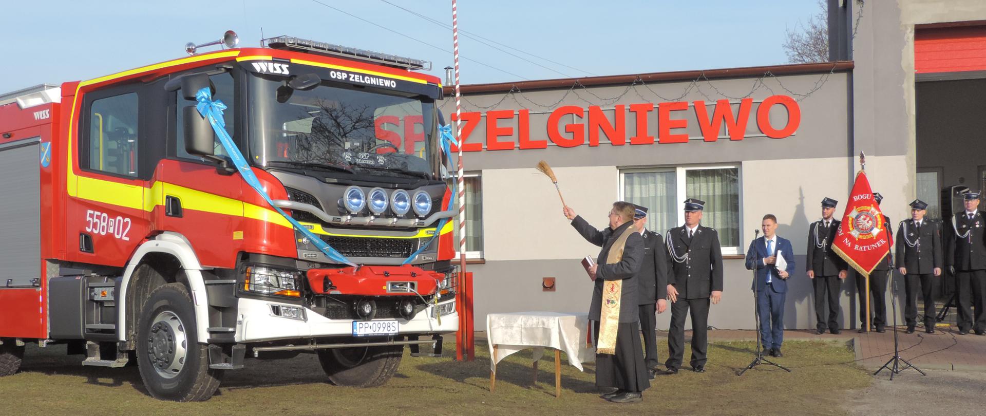 Na zdjęciu widać święcony przez kapłana nowy wóz strażacki OSP Zelgniewo