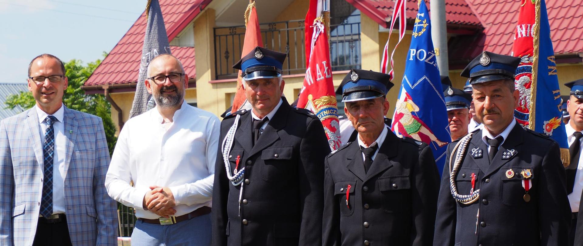 Podczas uroczystości nadano odznaczenia dla druhów z terenu gminy Jednorożec. Od lewej Wójt Gminy Jednorożec, Starosta Przasnyskie, trzej odznaczeni Druhowie OSP.