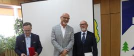 Burmistrz Miasta Hajnówka wręczył okolicznościowy medal upamiętniający 70lecie praw miejskich Hajnówki dla zasłużonych lekarzy: Andrzeja Popowa, Wiesława Złotkowskiego i Wojciecha Tołwińskiego.