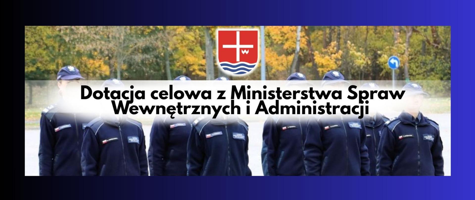 ZDJĘCIE NA GRANATOWO CZARNYM TLE PRZEDSTAWIAJĄCE ZDJĘCIE UBIORU KLAS POLICYJNYCH LICEUM OGÓLNOKSZTAŁCĄCEGO W SOLCU NAD WISŁĄ , W GÓRNEJ CZĘŚCI WIDNIEJE HERB POWIATU LIPSKIEGO, A W BŚRODKOWEJ JEST NAPIS "Dotacja celowa z Ministerstwa Spraw Wewnętrznych i Administracji"