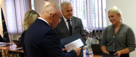 Moment wręczenia podziękowań dla mieszkańców Powiatu Hajnowskiego