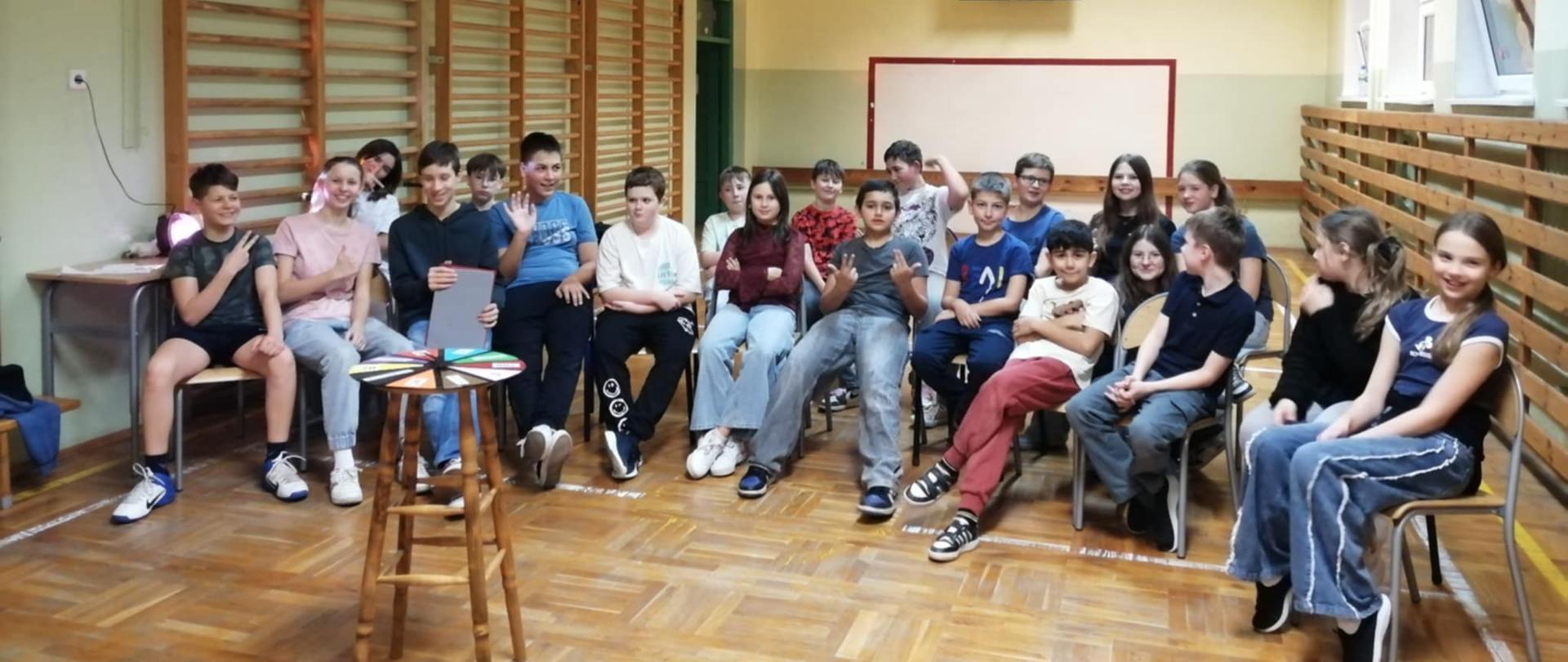 Uczniowie klas IV-VIII podczas zabawy andrzejkowej 