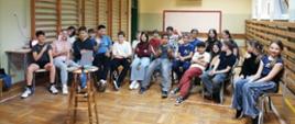 Uczniowie klas IV-VIII podczas zabawy andrzejkowej 