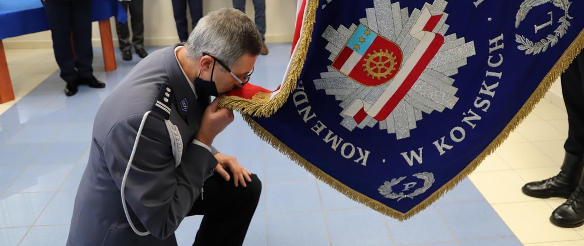 Komendant dr Waldemar Cisowski przy sztandarze Policji