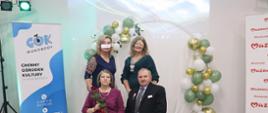 ZŁOTY JUBILEUSZ PAR MAŁŻEŃSKICH - JUBILACI WRAZ Z PANIĄ WÓJT ORAZ Z-CĄ KIEROWNIKA URZĘDU STANU CYWILNEGO PANIĄ EWELINĄ GROTKOWSKĄ