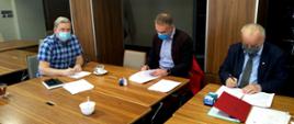 Burmistrz, Zastępca Burmistrza oraz przedstawiciel wykonawcy - Pan Rafał Szymczak podpisują umowę