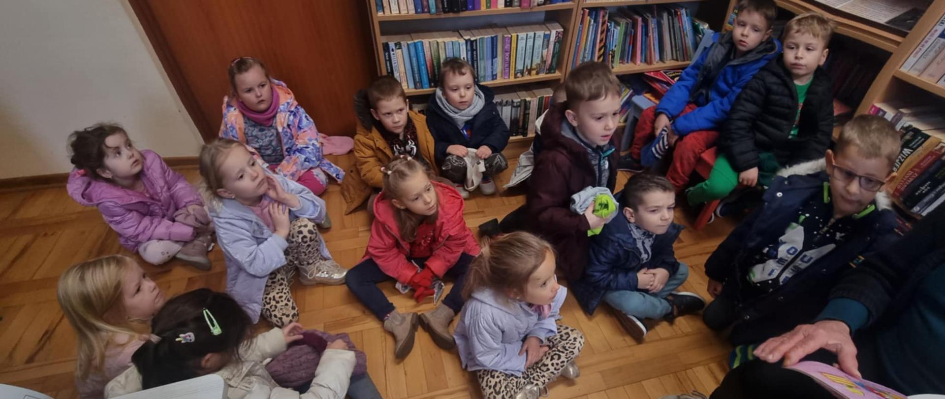 Dzieci podczas wizyty w bibliotece
