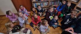 Dzieci podczas wizyty w bibliotece