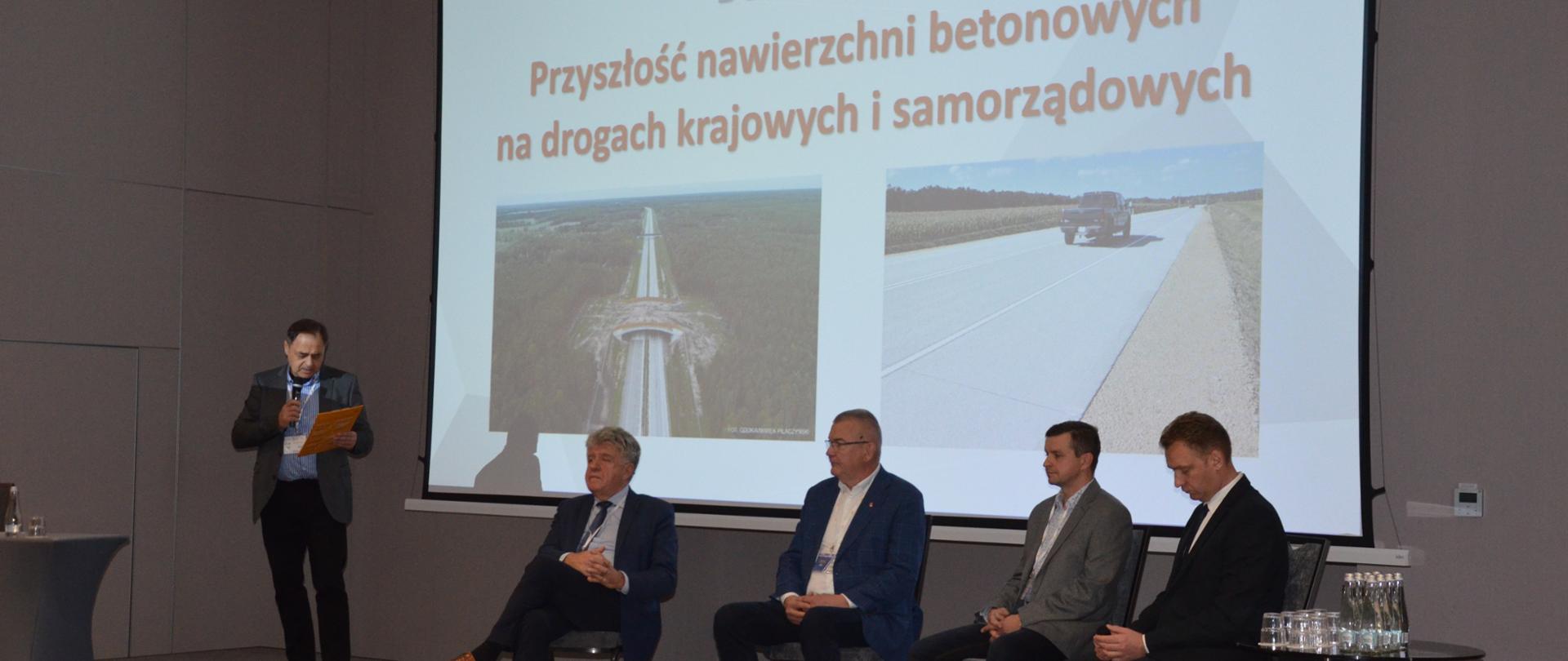 Mężczyźni biorący udział w debacie