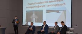 Mężczyźni biorący udział w debacie
