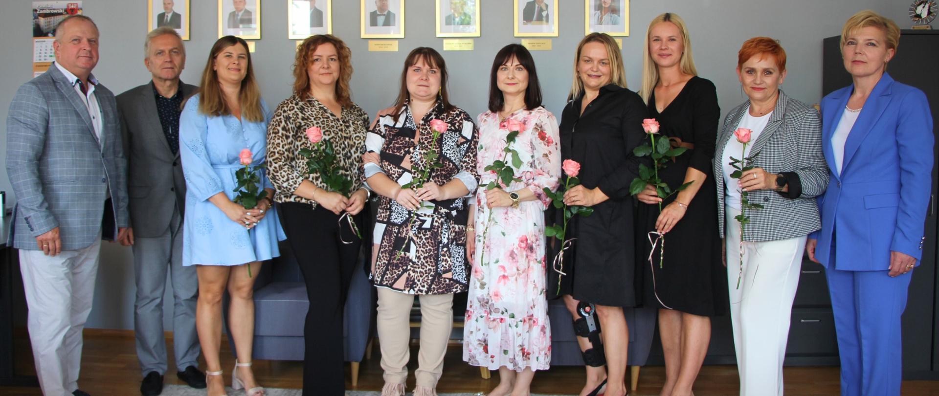 na grupowym zdjęciu znajdują się: dyrektor SOSW w Długoborzu, dyrektor ILO w Zambrowie, nauczyciele mianowani, wicestarosta zambrowski i pracownik starostwa powiatowego w Zambrowie