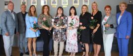 na grupowym zdjęciu znajdują się: dyrektor SOSW w Długoborzu, dyrektor ILO w Zambrowie, nauczyciele mianowani, wicestarosta zambrowski i pracownik starostwa powiatowego w Zambrowie