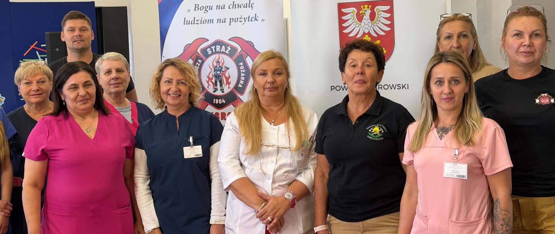 Organizatorzy i uczestnicy Akcji Krwiodawstwa w Szkole Podstawowej w Smęgorzowie