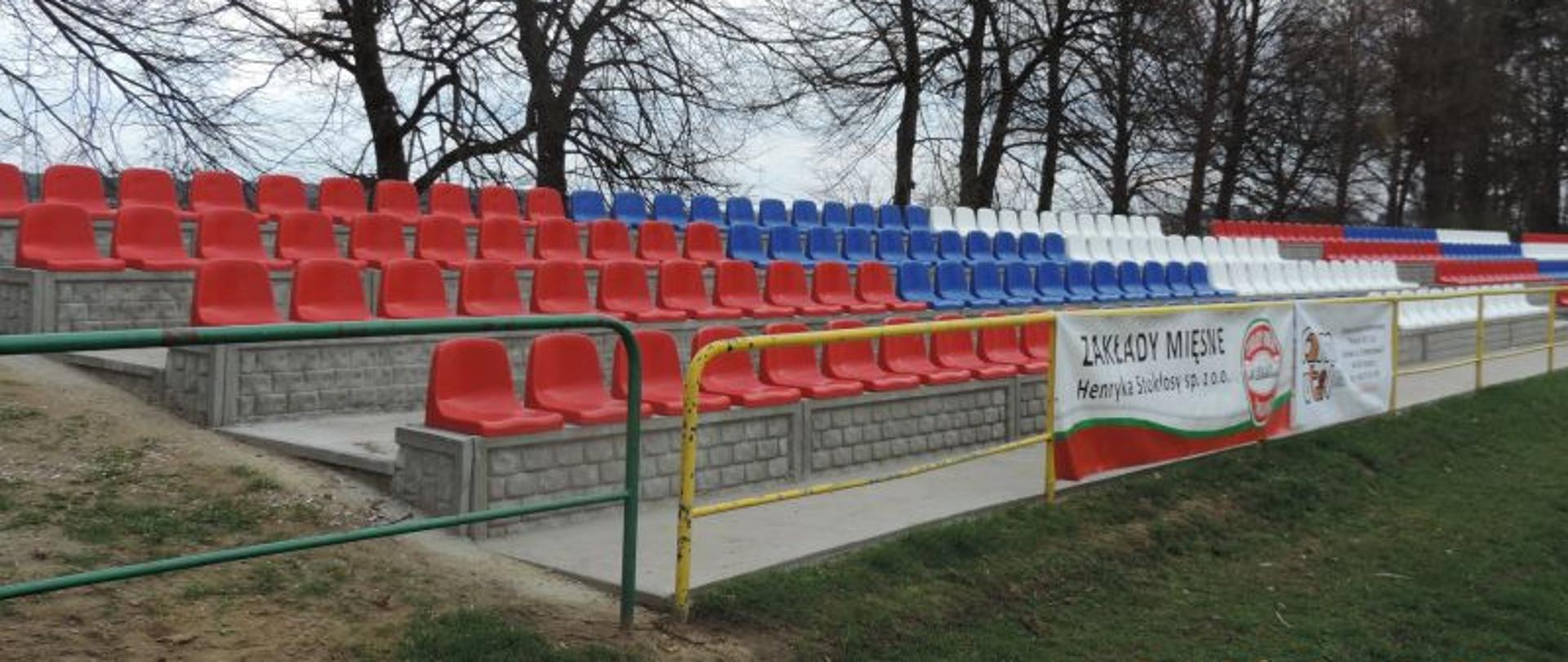Nowe trybuny zdobią stadion sportowy w Kaczorach