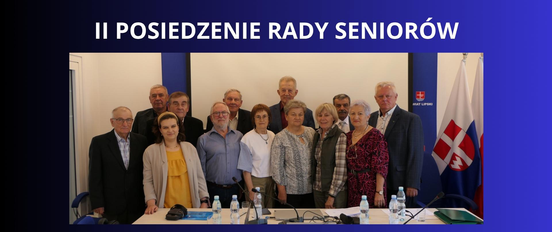 Granatowe tło z białym napisem "II Posiedzenie Rady Seniorów". Pod spodem grupowe zdjęcie przedstawiacie radę seniorów. 