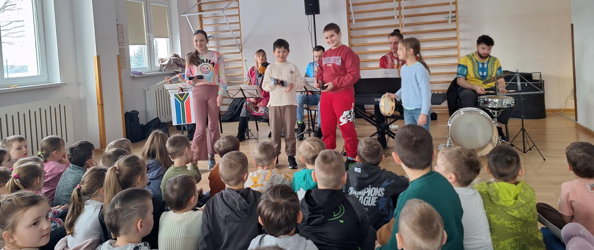 Młodzi wirtuozi w akcji, czyli próby gry na instrumentach perkusyjnych