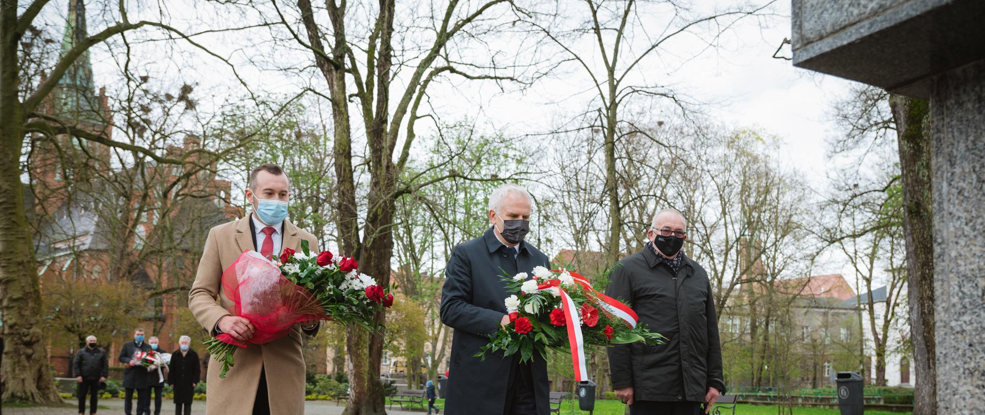 kilka osób na zewnątrz