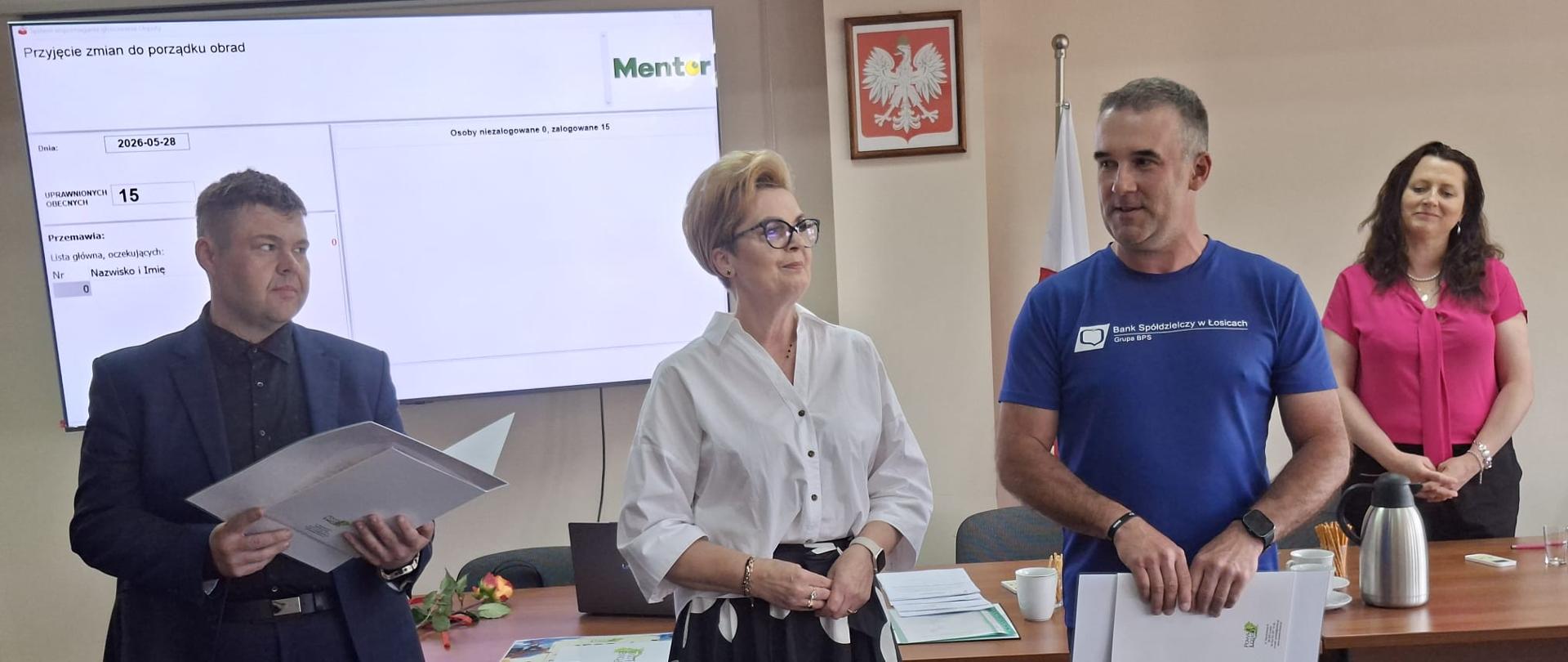Sala konferencyjna od lewej Przewodniczący Rady Paweł Czmoch Starosta Bożena Niedzielak oraz nagrodzony trener Michał Woliński 
