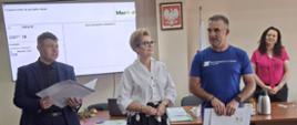 Sala konferencyjna od lewej Przewodniczący Rady Paweł Czmoch, Starosta Bożena Niedzielak oraz nagrodzony trener Michał Woliński 
