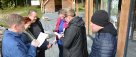 Początek questu - uczestnicy gry czytają wskazówki
