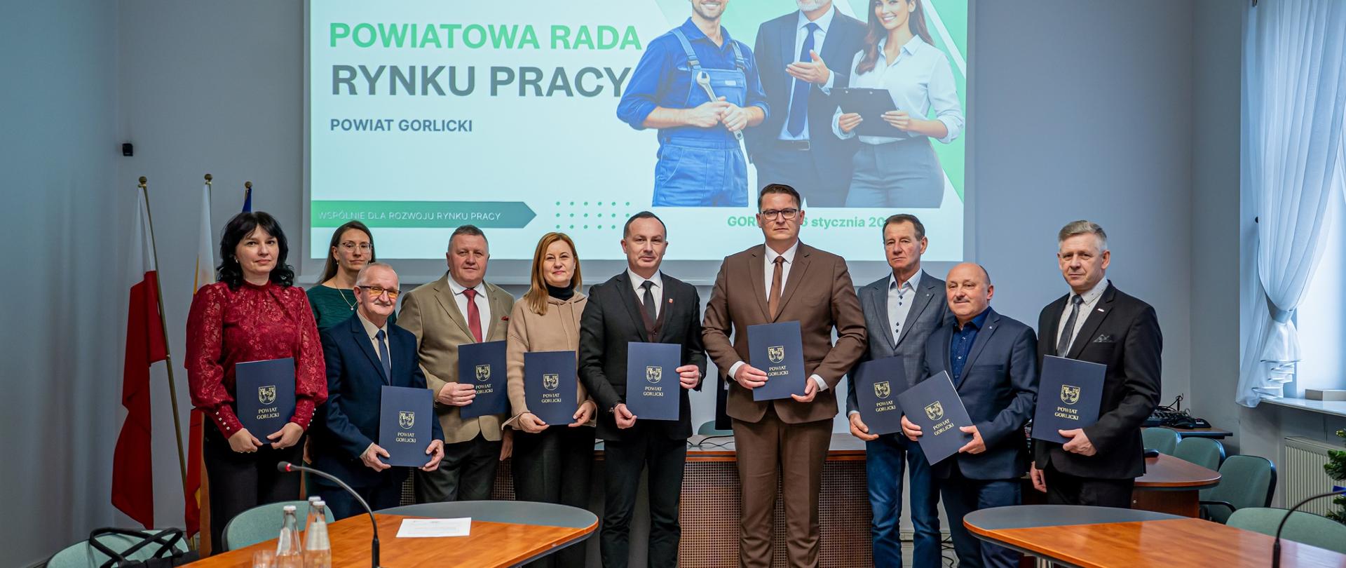 Grupowe zdjęcie członków Powiatowej Rady Rynku Pracy