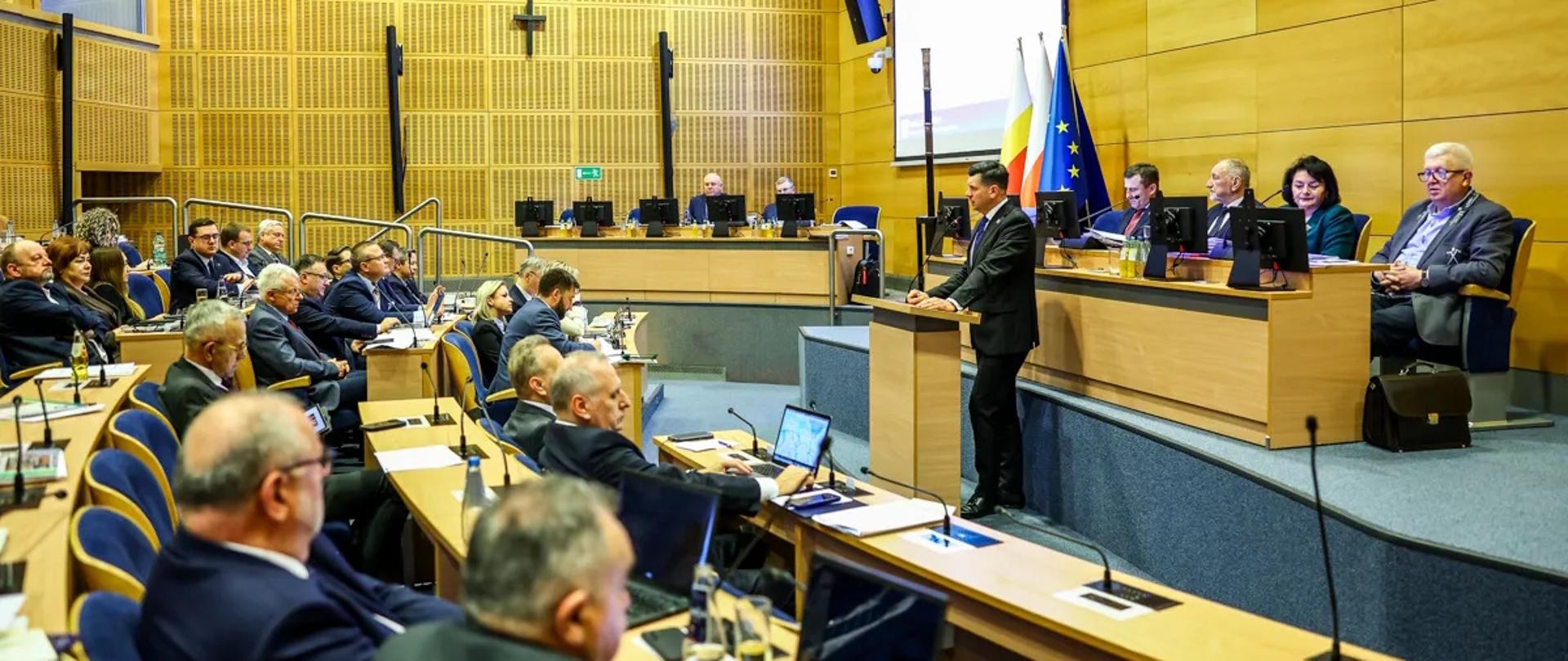 Na zdjęciu Radni Sejmiku Województwa Małopolskiego wraz z Zarządem podczas obrad. 