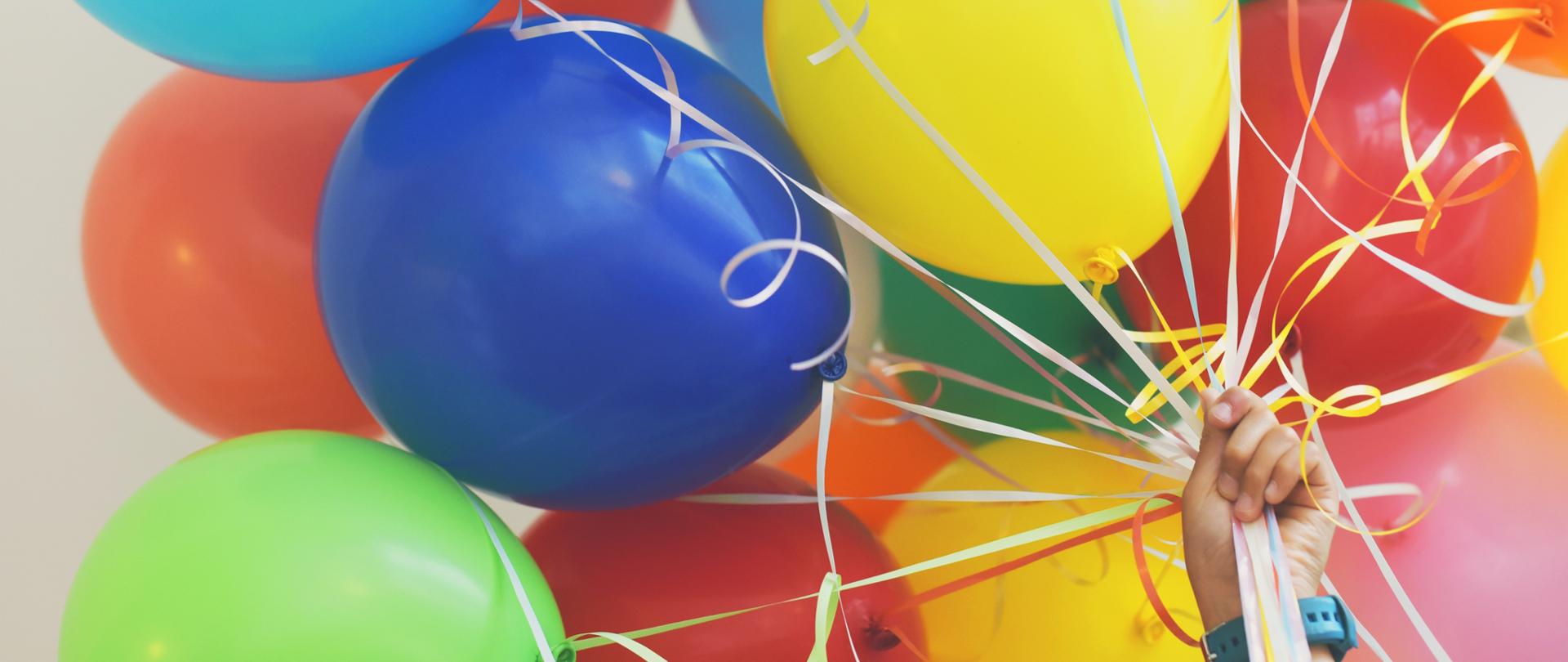 Dłoń trzymająca kolorowe balony