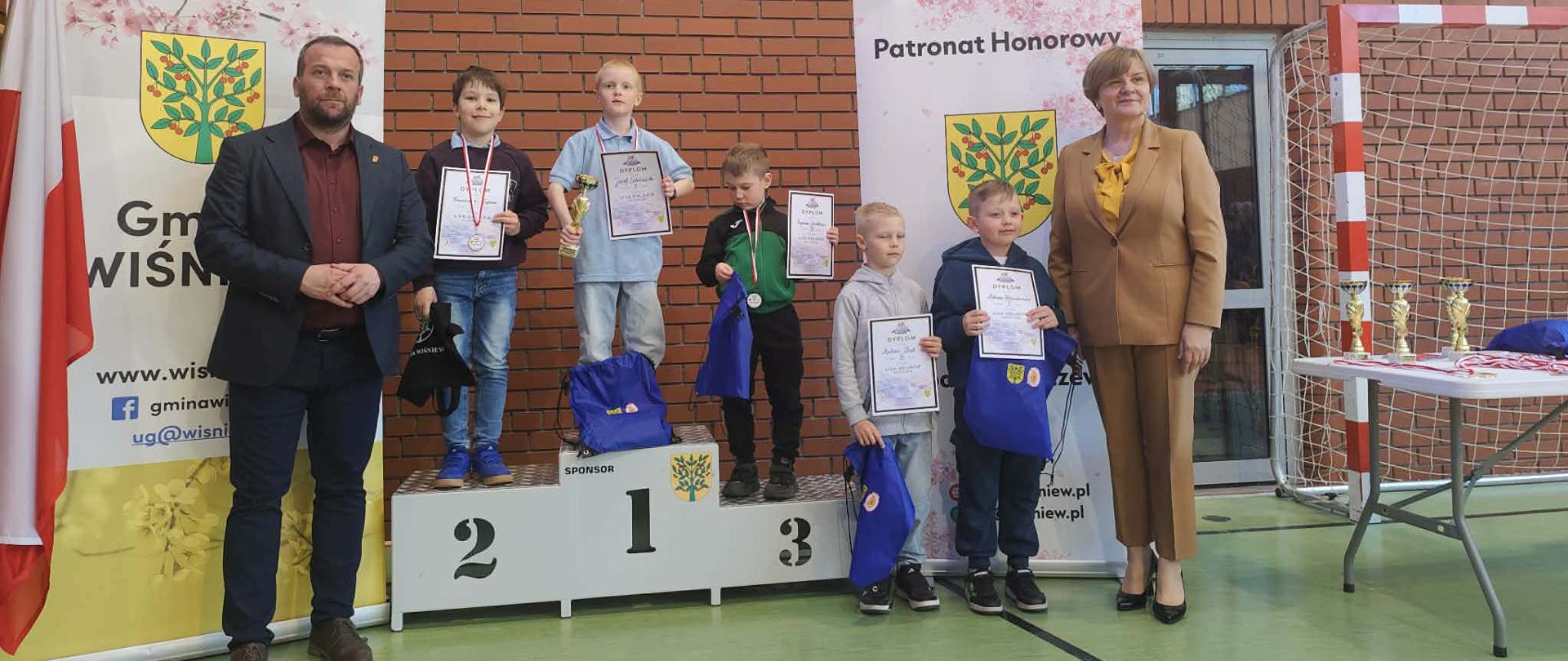 warcaby_zawodnicy_na_podium